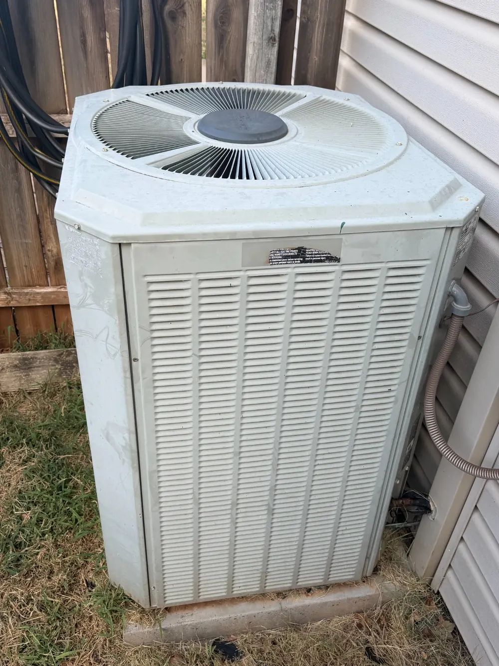 Older outdoor air conditioning condenser before replacement by North Star Comfort